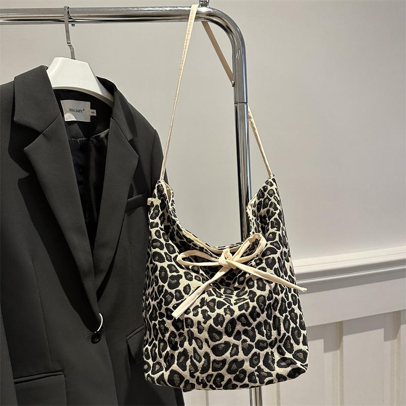 

Холщовая сумка с леопардовым принтом женская осень 2025 новая модная стильная сумка-тоут в университетском стиле повседневная сумка-ведро большой вместимости белый