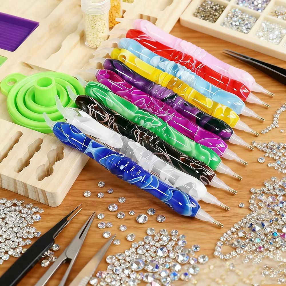 Harz Diamantmalerei Stift Set mit 6 austauschbaren Metallspitzen 6 Wachsblöcken 2 Sortierschalen und Bohrmatte für 5D Diamantmalerei Bastelbedarf