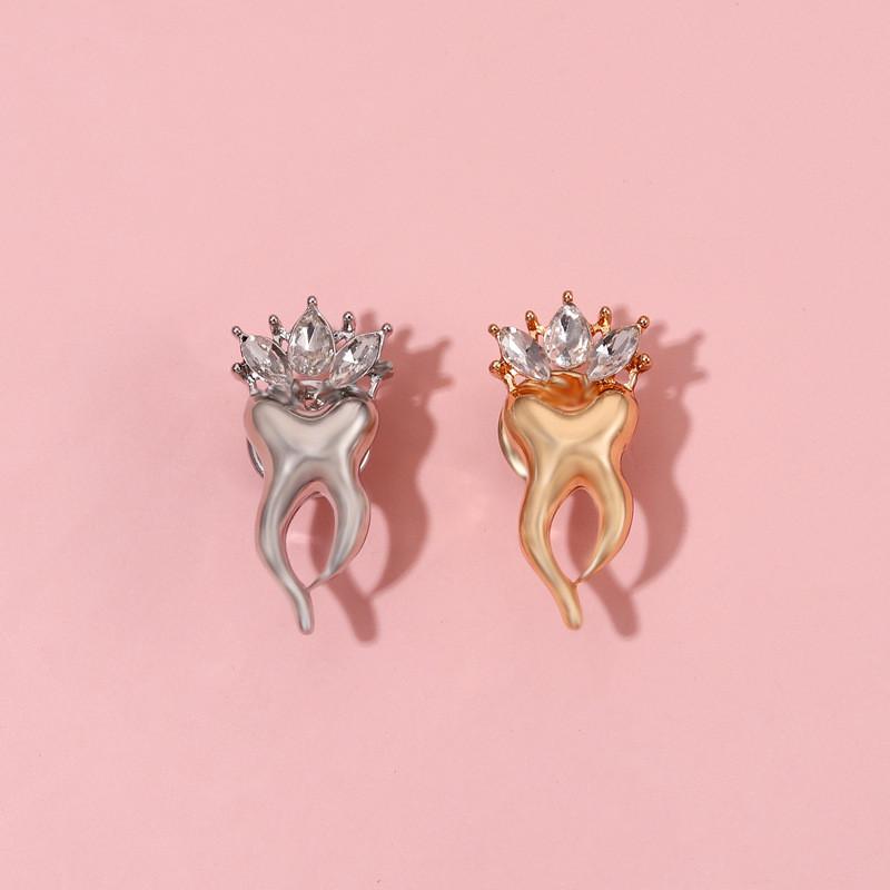 Unique Crown Teeth Brooch Creative Alloy Pin With Sparkling Rhinestones For Fashionable Style