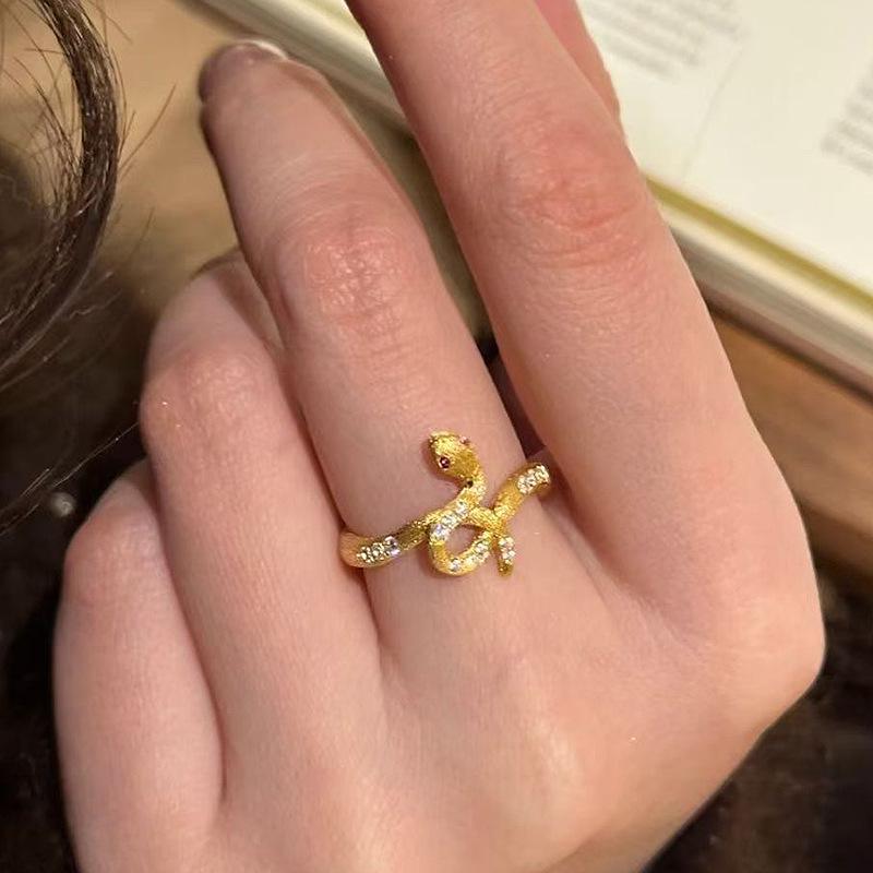 Бестселлер «Сяохуншу»: Классическое кольцо-змея с красными глазами, золотое, с матовой отделкой, для женщин - Зодиакальная коллекция 2025