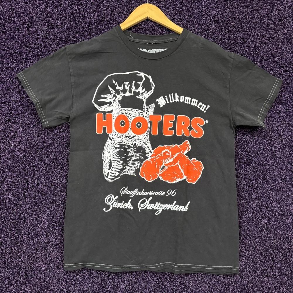 Hooters Est 1996 Tshirt size medium Unisex T-Shirt XXXXL