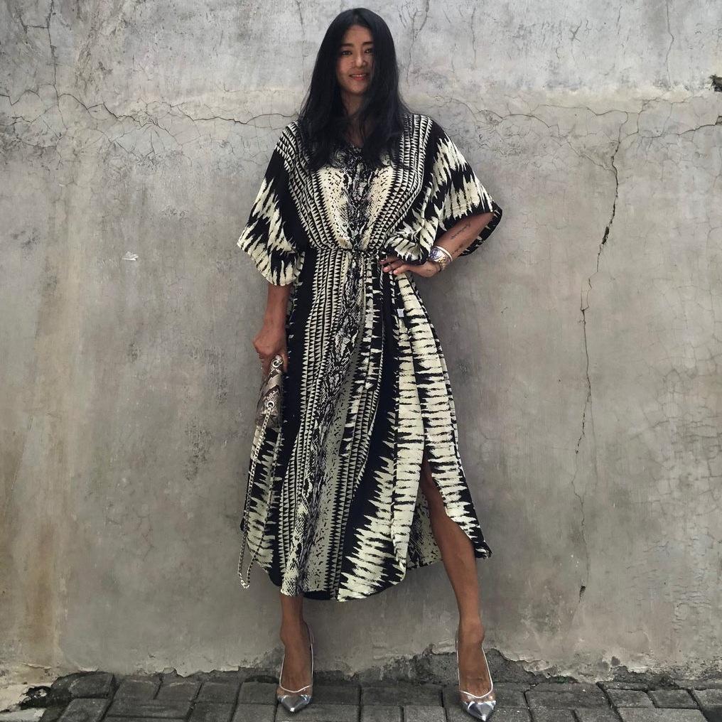 

Rayon Snake Print Beach Robe - Vacation Casual Bikini Cover-up with Tie (Available in 4 Colors) One Size чорний/білий