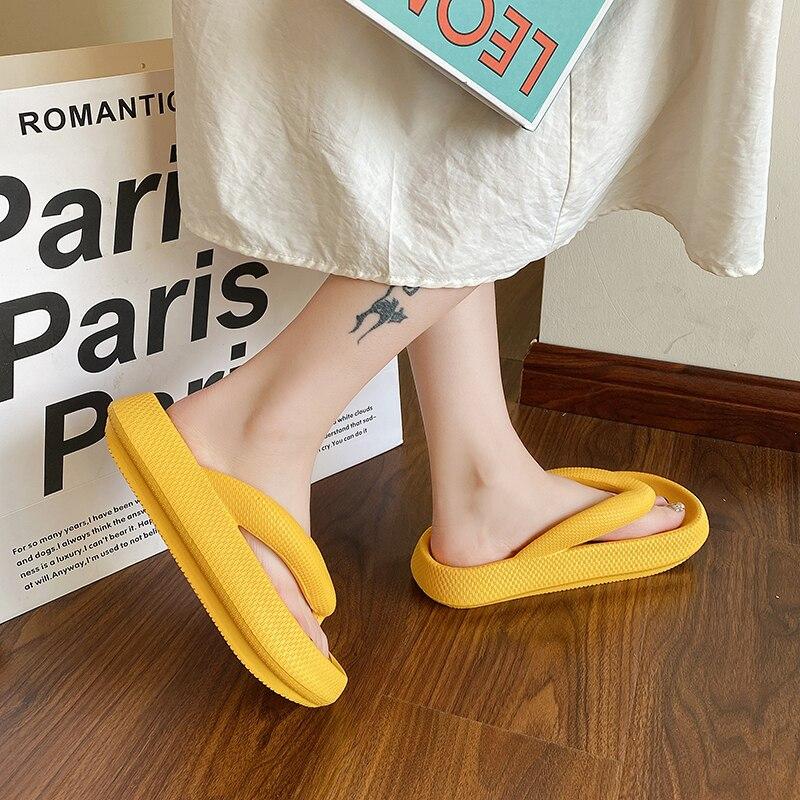 Nye plattformtøfler kvinner sommer strand flip-flops mote slip-on sandaler for kvinner sko hvit gul casual flats slide