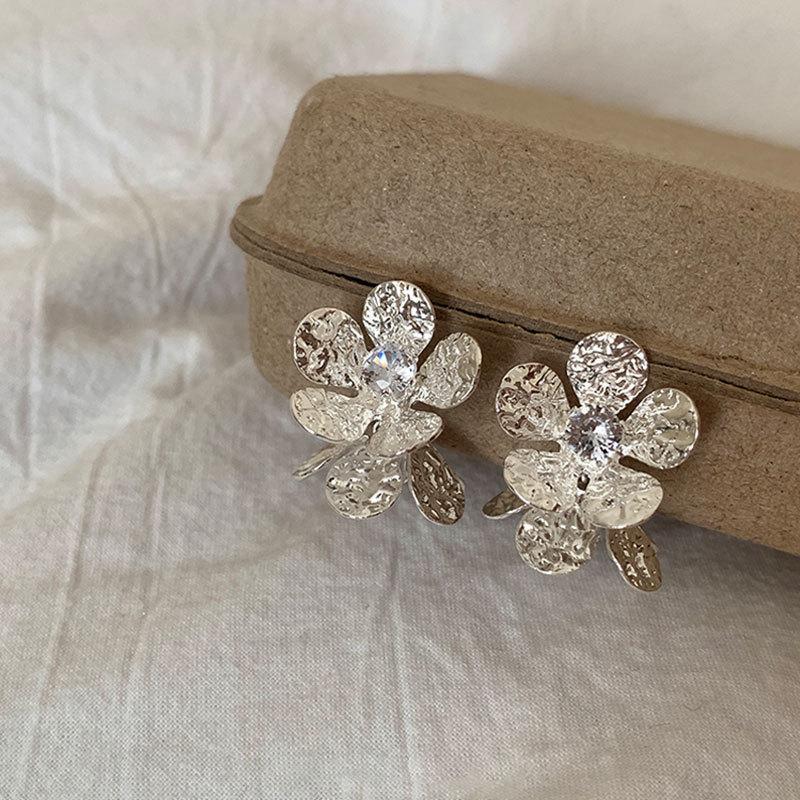 

Zircon irregular flower earrings simple and cold wind stud earrings niche temperament versatile earrings