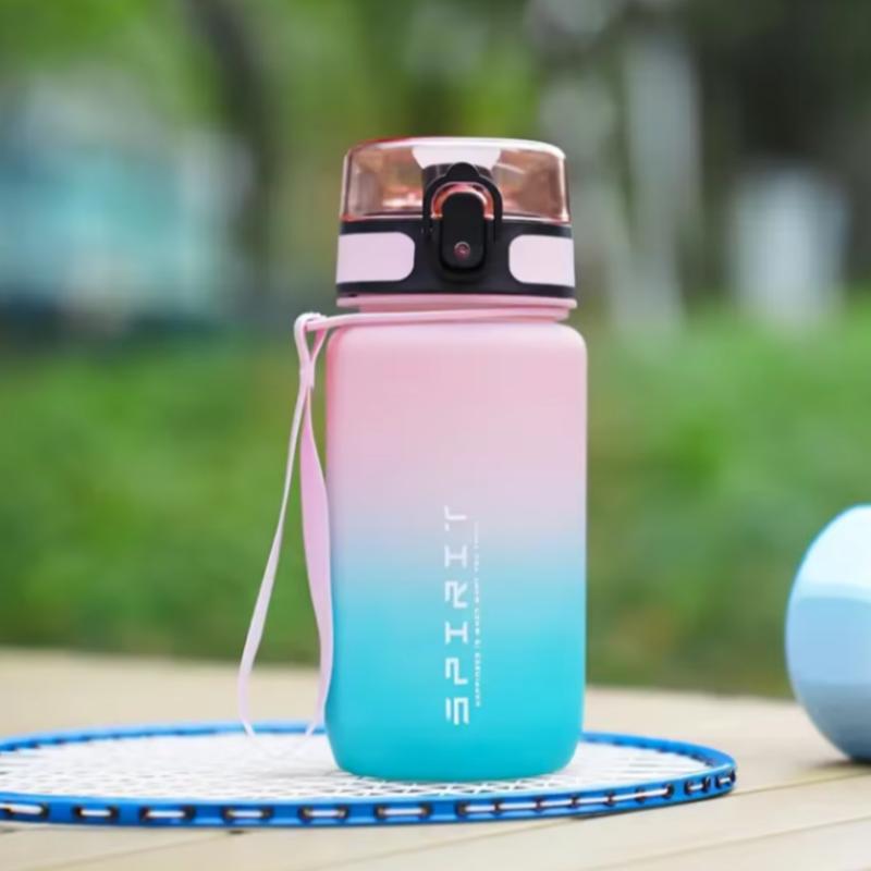 780ml Farbverlauf Sportflasche mit auslaufsicherem Deckel & Schriftzug, Leicht zu trinken für Fitnessstudio/Outdoor/Radfahren/Laufen/Angeln, Geburtstags-/Schulgeschenk