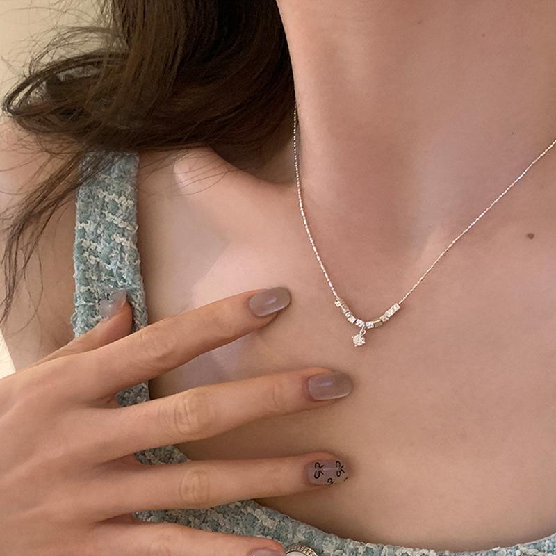 Light Luxury Niche Broken Silver Zircon Pendant Necklace Female Simple Temperament High Sense Fashion Versatile Neck Chain Collarbone Chain