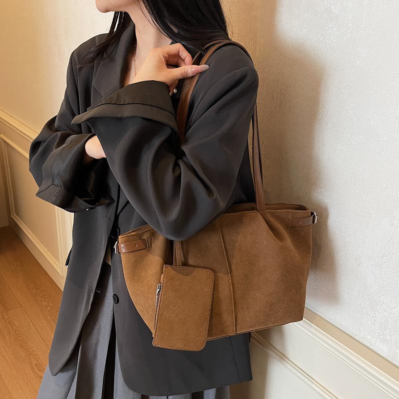 This Year's Popular Bag Women's Large Capacity 2025 New Fashion Autumn and Winter Shoulder Underarm Bag Pleated Commuter Tote Bag