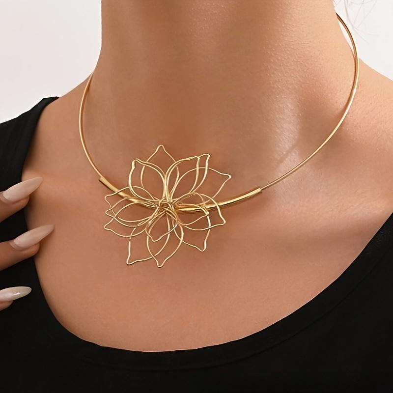 Collier rétro à fleurs creuses exagérées