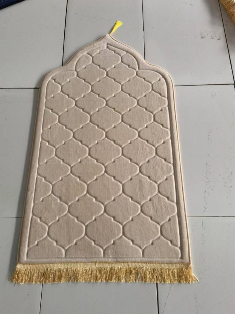 Flannel Prayer Mat for Muslim Ramadan Thick Printing Carpet Worship Kneel Embossing Floor Carpet Non-slip Soft Travel Prayer Rug