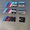Grelha e Adesivo de Guarda-lamas Compatíveis com Logo M para BMW: Série 1, 3, 4, 5, X1, X3, X5
