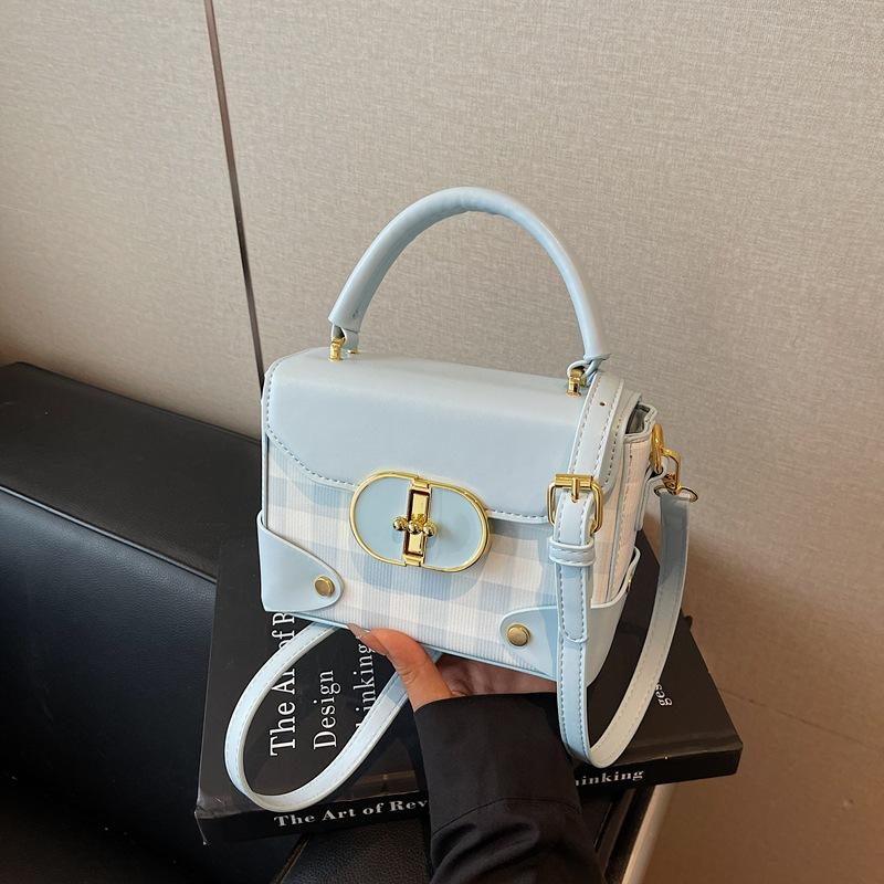 Today's popular bags are women's new high-end plaid one-shoulder messenger bags and small square bags.