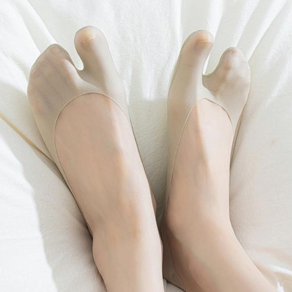 Women's Ice Silk Two Toe Invisible Socks Silicone Non-Slip Split Toe Boat Socks Thin Breathable Sweat Absorbing Summer No Show Socks