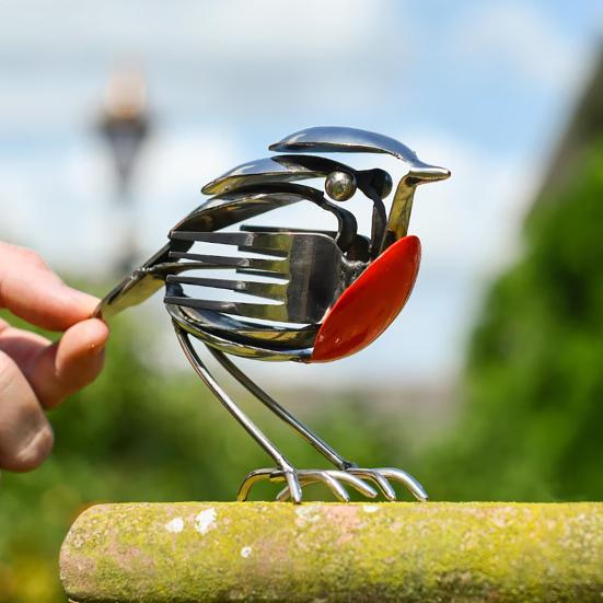 Recyklované příbory Ptačí socha Ručně vyráběná kovová figurka červenky Stolní ozdoba pro vnitřní i venkovní použití Dekorace na stůl Dárek pro milovníky ptáků