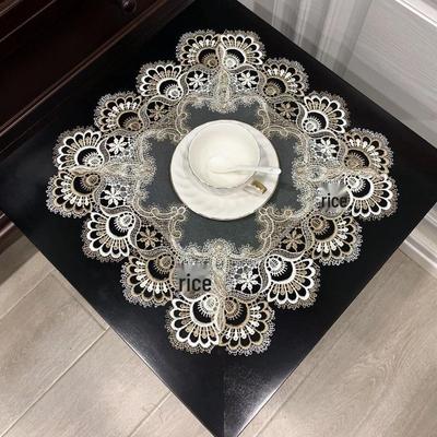 Set Tovaglia e Centrino di Pizzo: Decor Retrò Francese per Tavolini da Caffè, Servizi da Tè, Lampade e Piatti