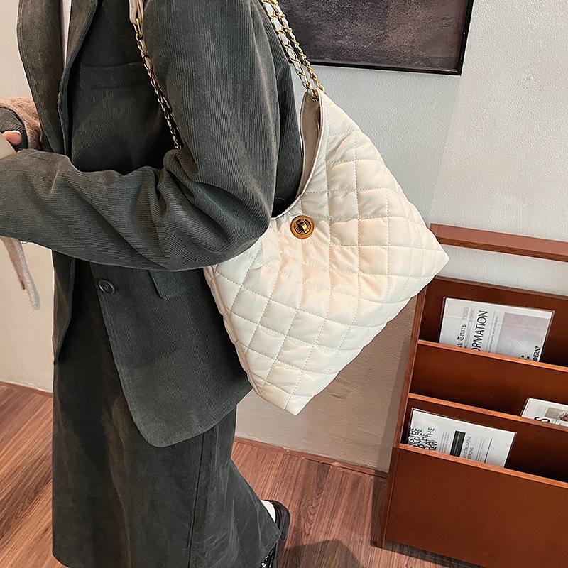 

Xiaoxiangfeng rhombus chain bag women s 2025 new armpit bag portable messenger bag small bag 36*11*35