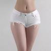 Micro Shorts Jeans Brancos de Cintura Baixa com Barra Desfiada para Mulheres, Estilo Verão, Design Europeu e Americano Colado ao Corpo Rasgado Desgastado