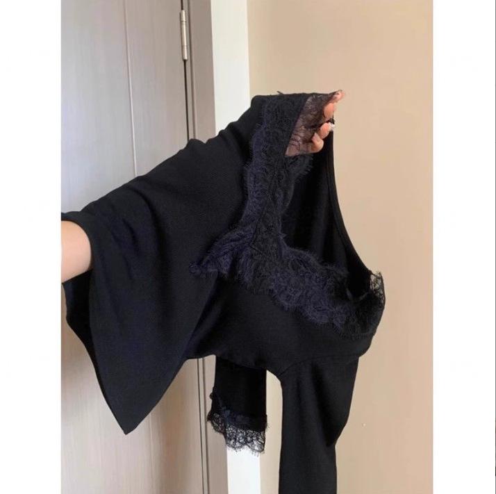 Women's Trendy Lace Patchwork V-Neck Fleece Long Sleeve Base Layer Top for 2026 Autumn/Winter.