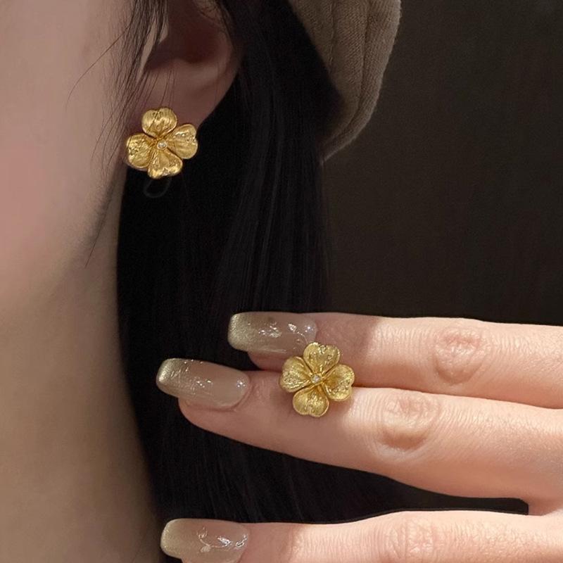 Neu bei Anhängern und einfachen Ohrsteckern klassisch retro gebürstet diamantbesetzt Blume exquisite Ohrringe für Damen Party Schmuck