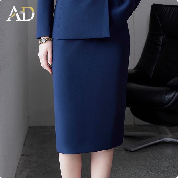 

Темно-синий женский профессиональный костюмный набор для офиса и управления M