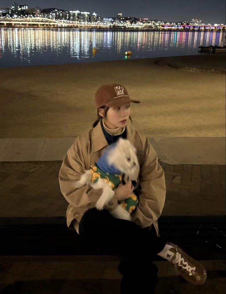 [USED] Chaewon wears a brown corduroy cap in khakis.