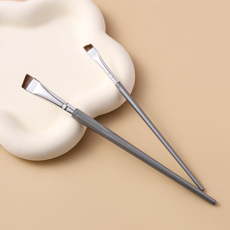 

Кисть для подводки с угловым срезом для детального макияжа глаз