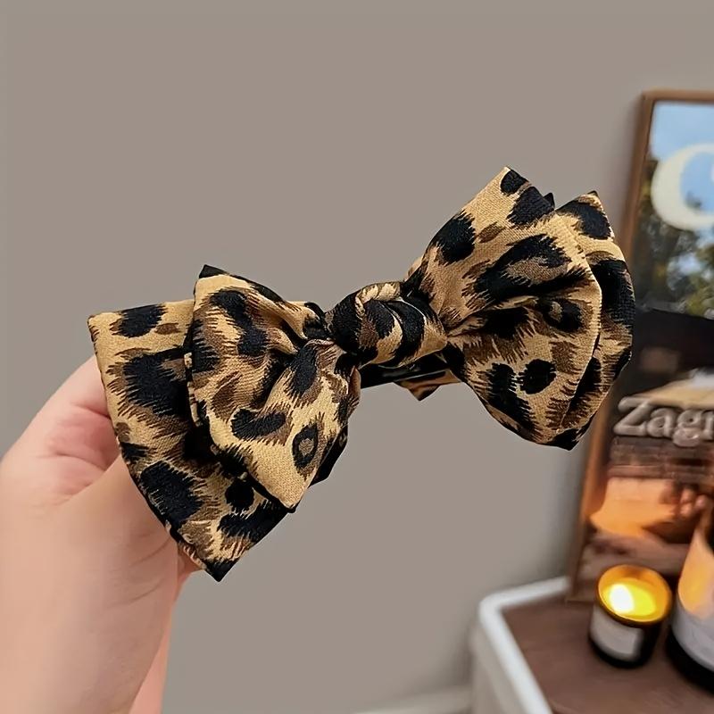 

A Leopard Print Hair Clip Made of Plastic, Plasticfor Women, Featuring A Non-Feather Design Suitable for Various Hairstyles