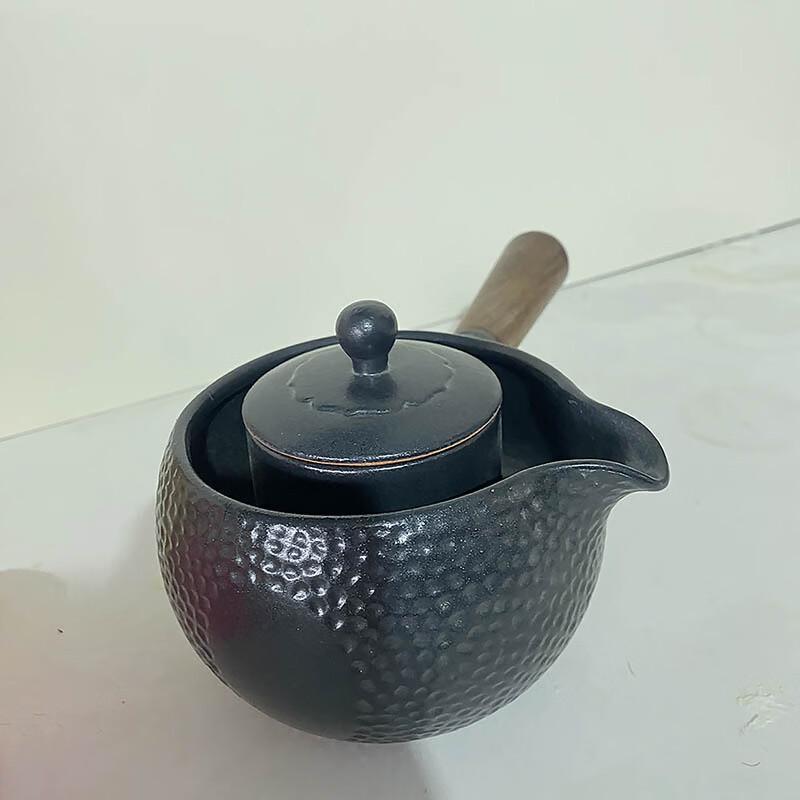 Чайник с боковой ручкой из вулканического камня