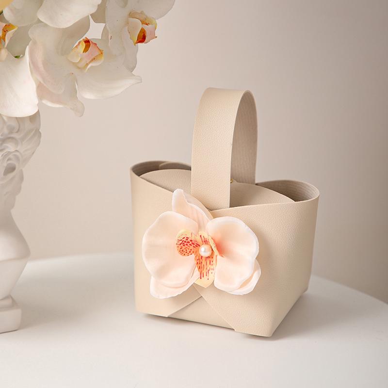 

Creative Portable PU Leather Wedding Hand-Held Candy Box With Flower Decor Wedding Holiday Party Small Gift Bag шампанського