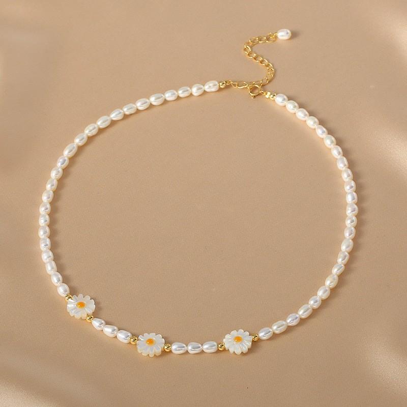 Simple natural freshwater millet pearl necklace, high-end design sense, small daisy collarbone chain, niche versatile neck chain