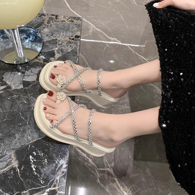 Sandalen Hausschuhe Damen 2025 Sommer neu Außen tragen Kneifüße Fett breiter Satz Zehen Französisch Römisch Strand dicker Boden Keilsandalen