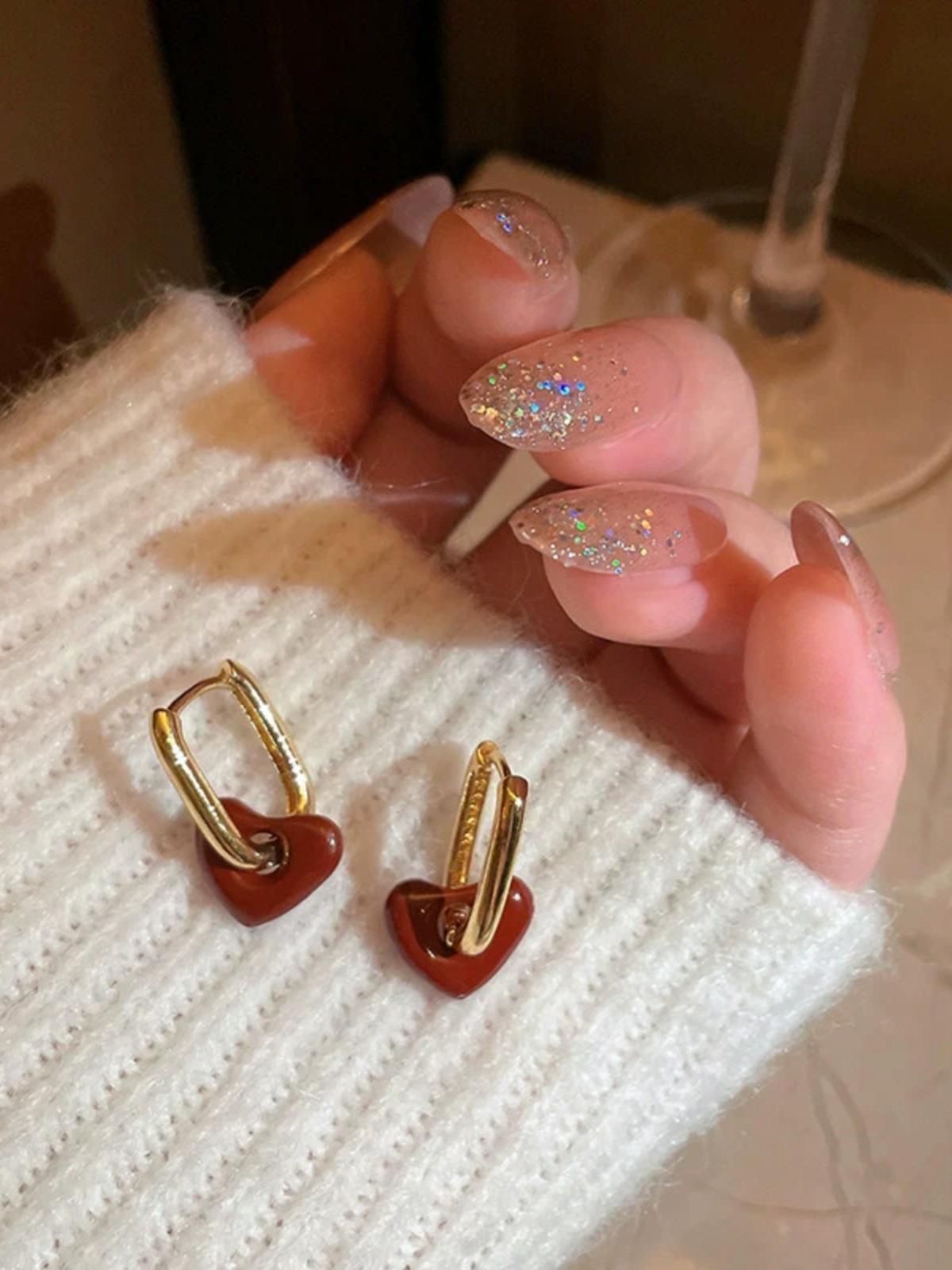 

Трендові сережки 2024 року з бордового оксамиту, троянди та перлів: Ретро Гонконгський стиль для осені та зими