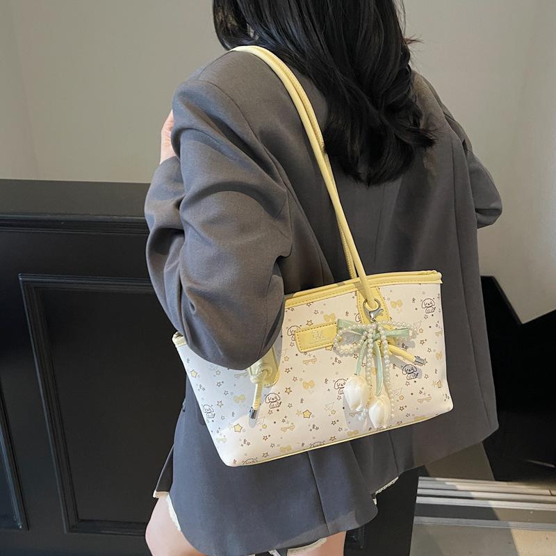 College students versatile fashion shoulder bag women's 2025 spring new simple large-capacity underarm bucket bag