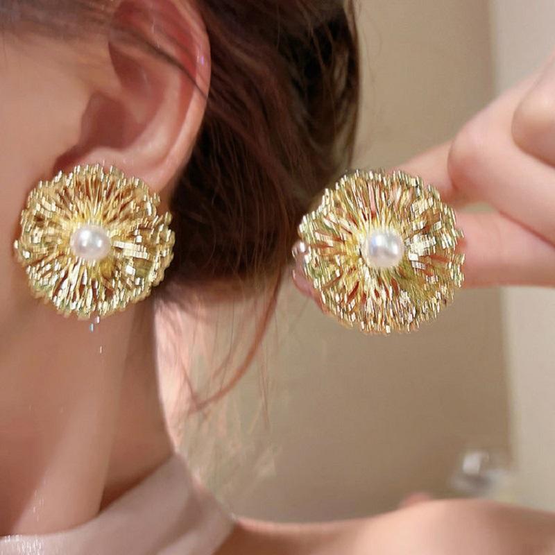 Exaggerated Metal Flowers Zircon Stud Earrings For Women Fashion Gold Color Hollow Round Temperament Earrings Zircon Party Gifts