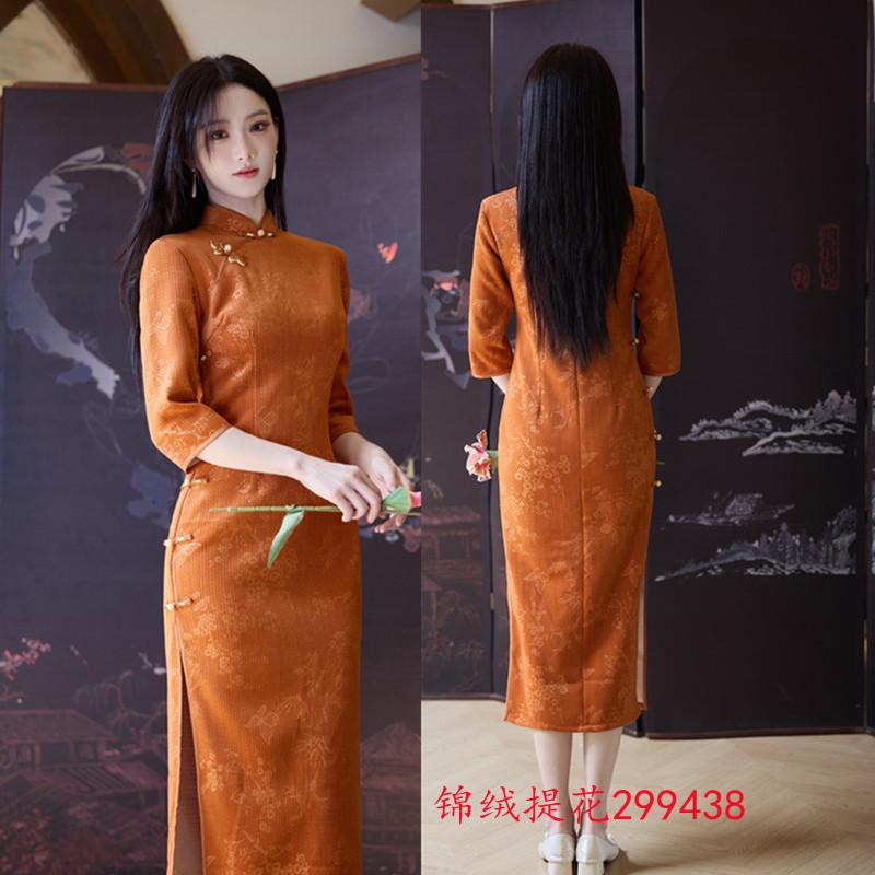 Retro Chinese Style Brocade Velvet Jacquard Long Seven-quarter-sleeved Cheongsam 1011 Autumn New Improved Chinese Young Cheongsam
