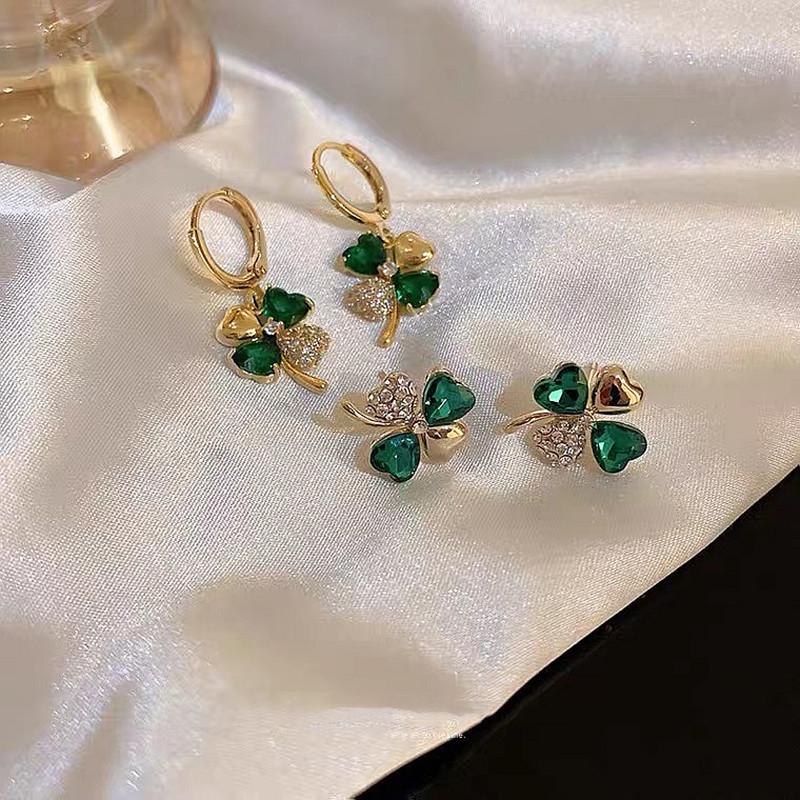 2022 Korean Trend: Yi Ke Flower Petal Ear Studs for Women