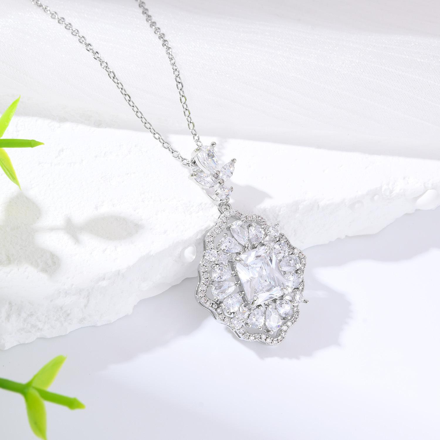 

Роскошный кулон-ромб с бриллиантами из высокоуглеродистой стали, инкрустированный бриллиантами, цвета морской волны, огранки «Ледяной цветок», трендовое ожерелье, ювелирные украшения, в наличии Pendant with chain