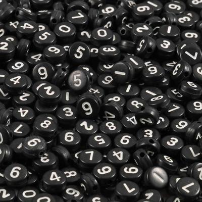 100/300/500 szt. Czarne Okrągłe Akrylowe Koraliki z Numerami 4x7mm Białe Cyfry 0-9" Koraliki do Wyrobu Biżuterii i DIY Bransoletek, Naszyjników, Breloków