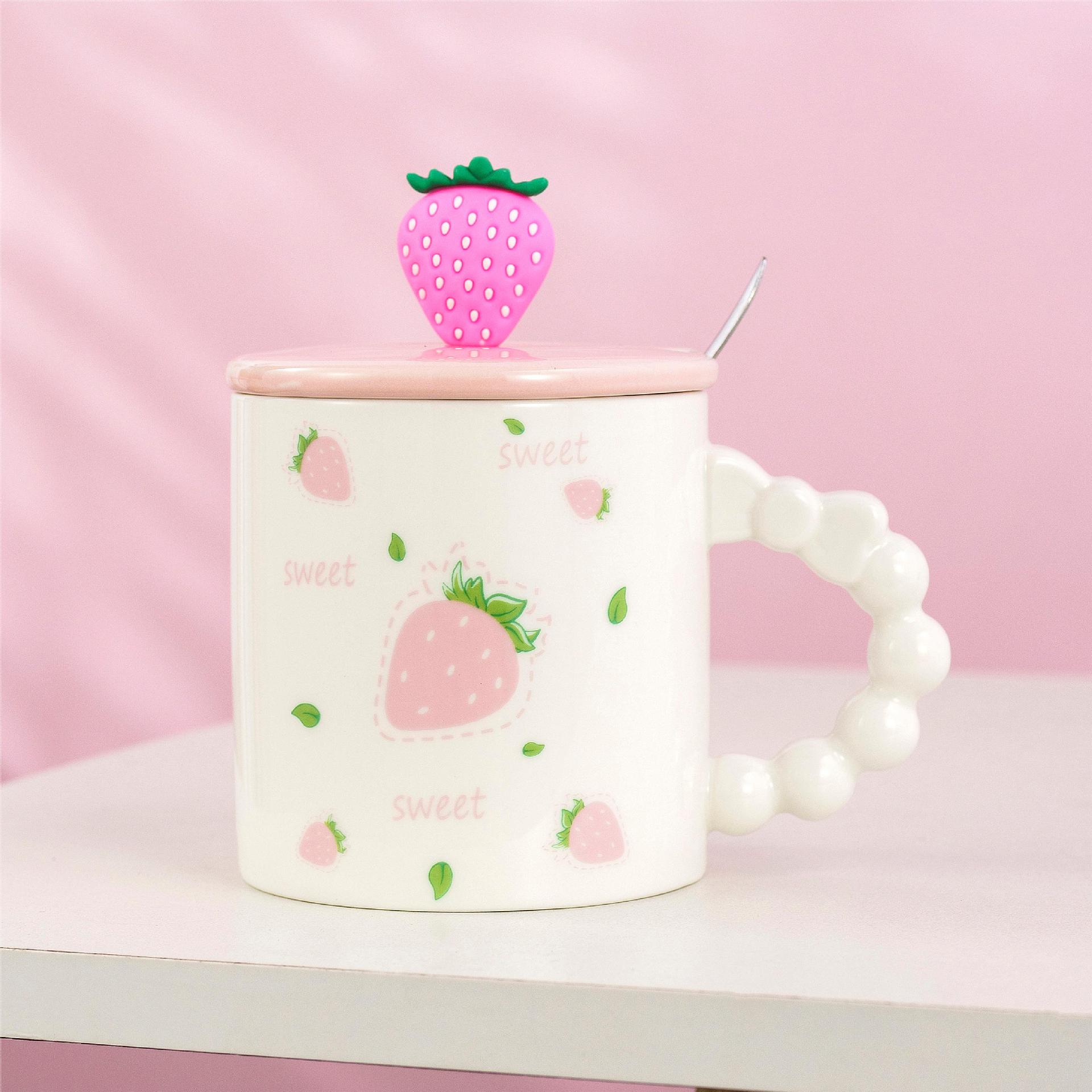 

Милая керамическая кружка с крышкой, ложкой, маленькая чашка для пресной воды, сувенирная домашняя кофейная чашка, парная чашка с клубникой 400ml