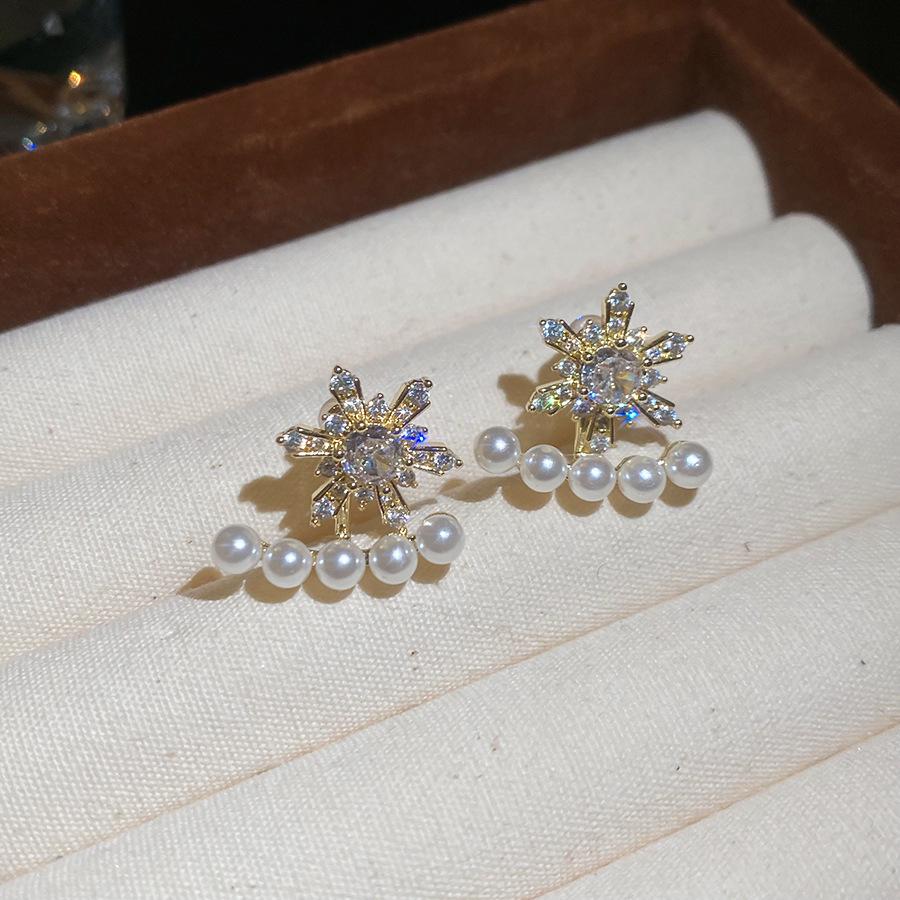 Exquisite Zircon Snowflake Pearl Stud Earrings - Luxurious & Fashionable Winter Jewelry