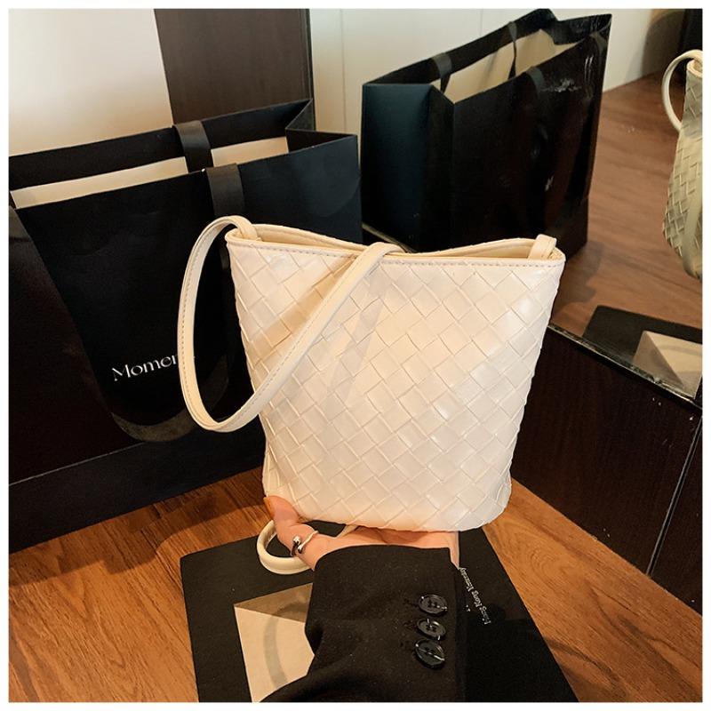 

Hand woven bag, retro commuter niche bucket bag, high-end shoulder handbag, casual and simple