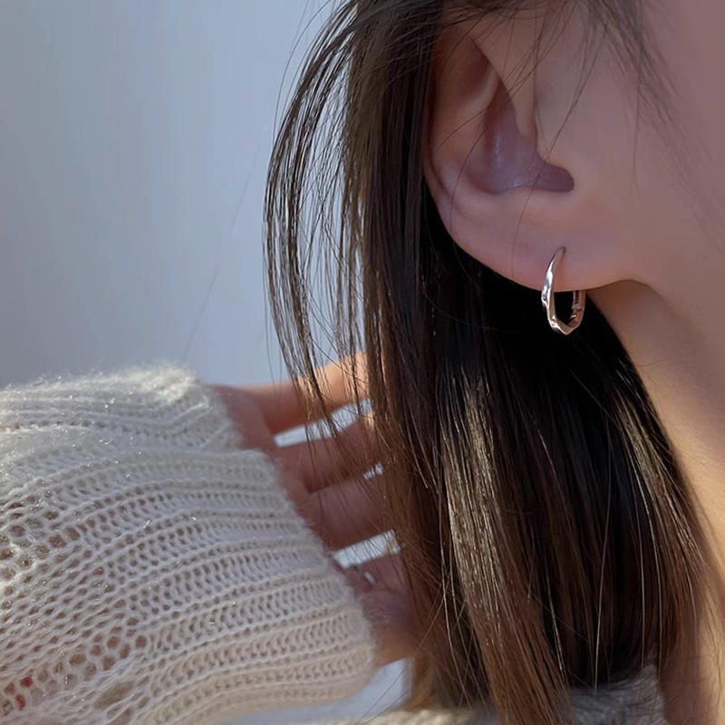 

Геометрические серьги-кольца с волнистой скруткой для женщин, свадебные ювелирные аксессуары, трендовые простые серьги-кольца One Size серебряный