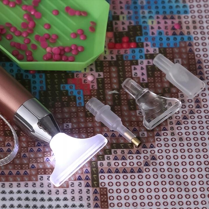 Hatalmas gyémántfestési kellékkészlet zseblámpával