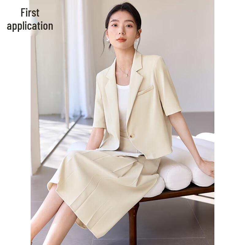 

Women s Short-Sleeve Suit Set with Pleated A-Line Skirt S