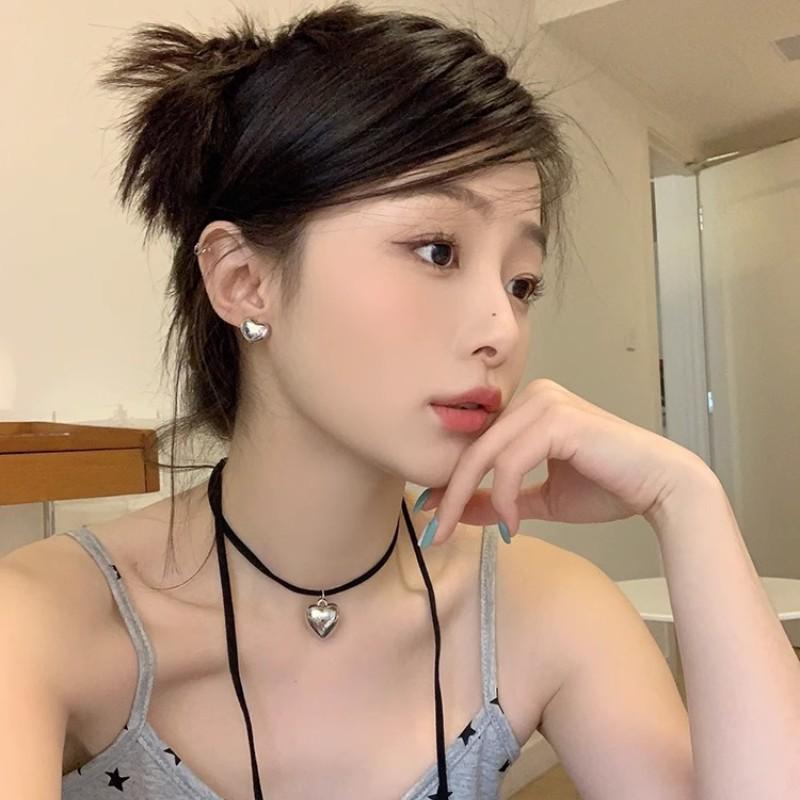 

Трендовые серьги-пусеты в виде серебряных сердец 2024: Роскошный нишевый дизайн для женщин