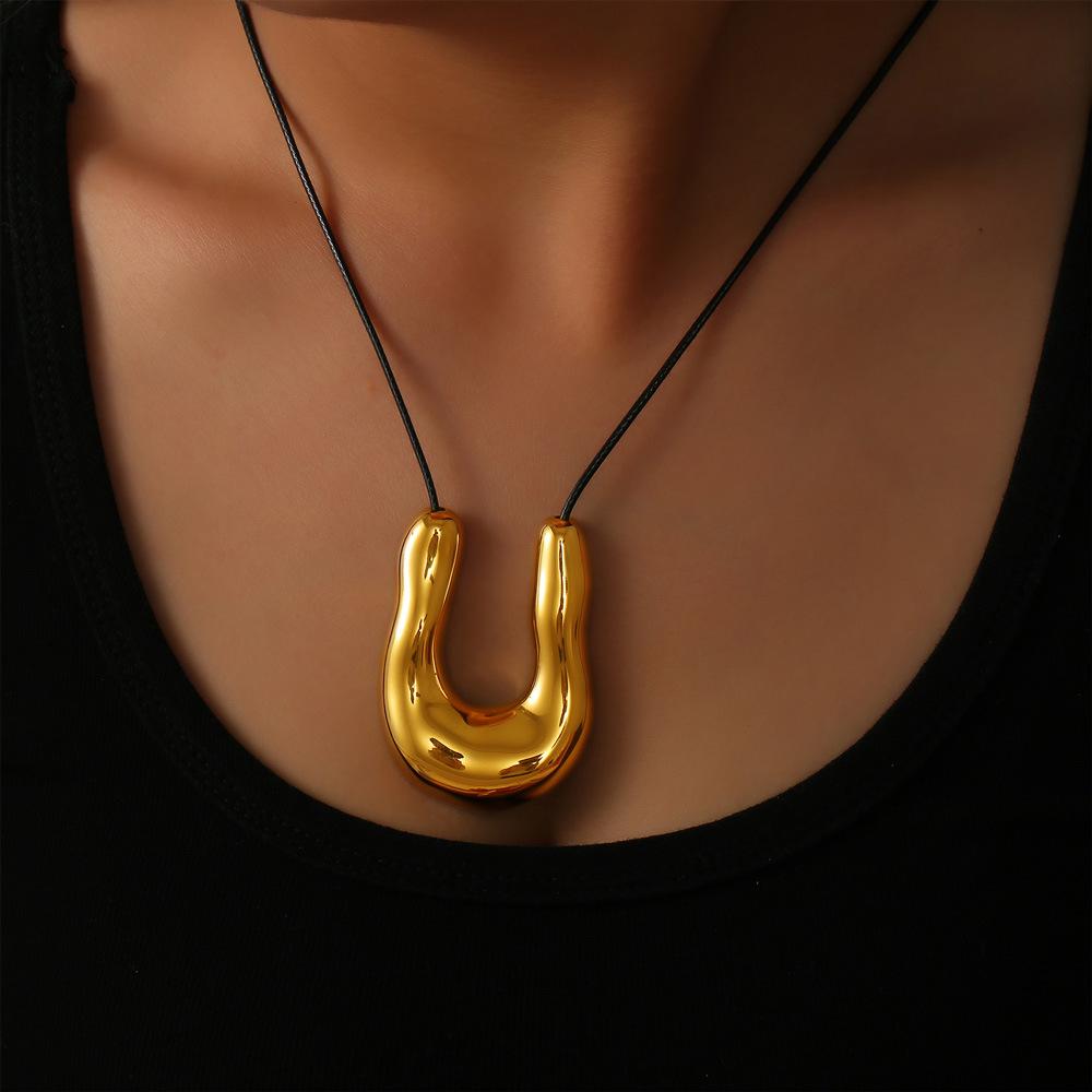 Women's Black Horseshoe Leather Cord Pendant Necklace - Titanium Steel, Fashionable & Versatile