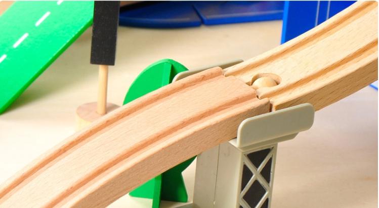 TG50062 WOODEN TRAIN with crane, 80-piece train, cars, TOR