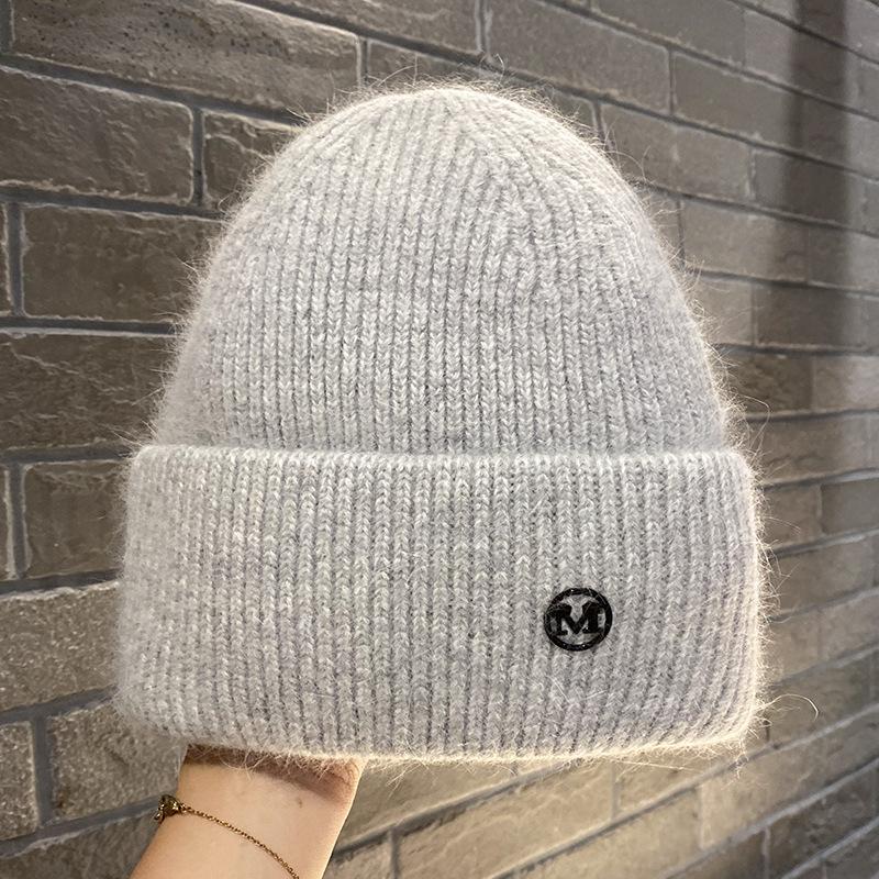 Herbst und Winter Neue Metallbuchstabe M Standard Strickwollmütze Warmer Ohrenschützer Kopf Kälteschutzmütze
