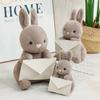 Neue Kreative Sitzende Umschlag Hase Plüschtiere Flauschige Häschen Puppe Liebliches Geschenk zum Einlegen einer Karte Lustige Spielsachen für Freunde Familie