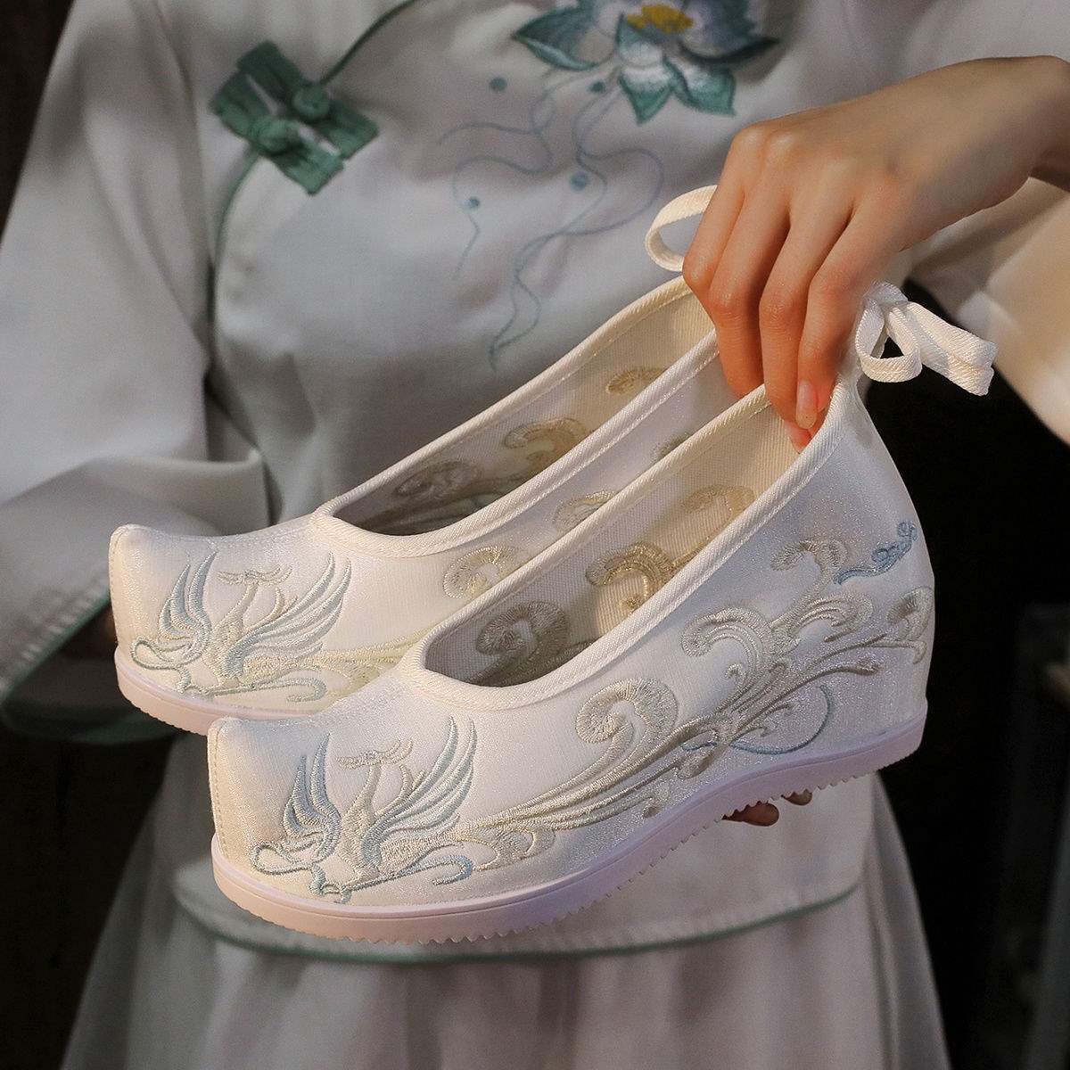 

New inner shoes Hanfu women s shoes bow shoes embroidered shoes upturned new Chinese style ancient shoes 40