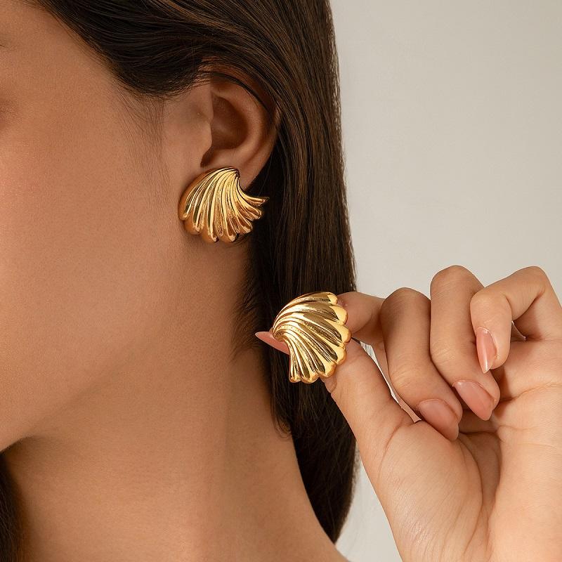 

Vintage Gold Color Braided Textured Triangle Stud Earrings for Women Minimalist Metal Geometric Earrings Zircon Gift